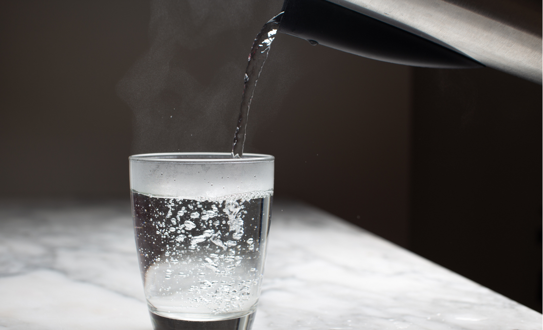 Os benefícios de beber água quente: tradição ayurvédica e apoio científico